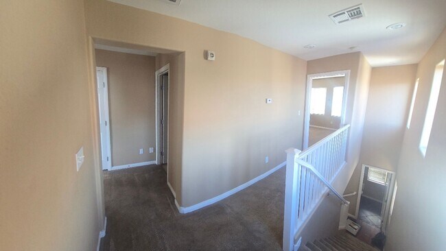 Building Photo - Beautiful 4 Bedroom Home in Mountains Edge