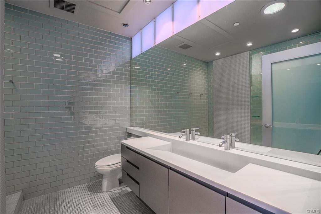 Building Photo - 1011 N Orange Grove Ave