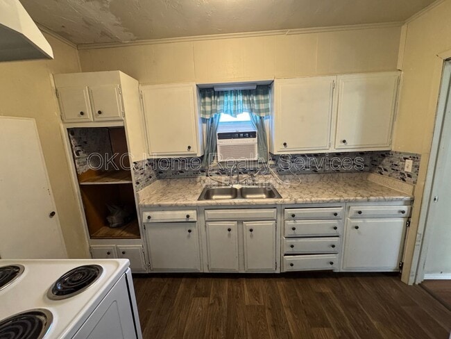 Building Photo - 2148 N Stonewall Ave