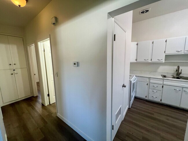 Building Photo - 1/2 off first month's rent on Remodeled unit in Millcreek