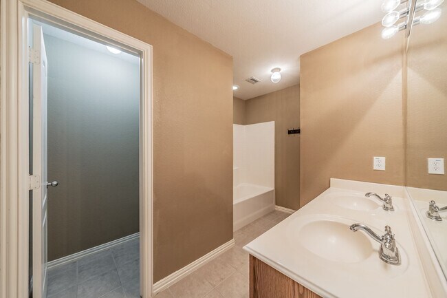 Building Photo - 3504 Oliver Dr