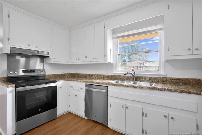 Building Photo - 409 College Dr