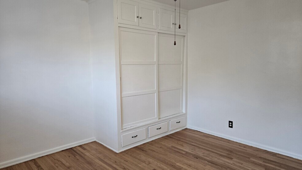 Building Photo - 3552 Locke Ave