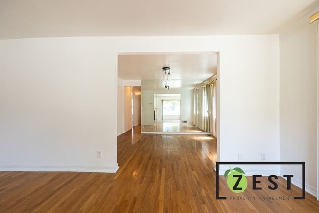 Building Photo - ***OPEN HOUSE SAT. OCT. 11TH 2025 10-10:30AM*** Spacious Upper Flat with Bonus Room, Garage, and ...