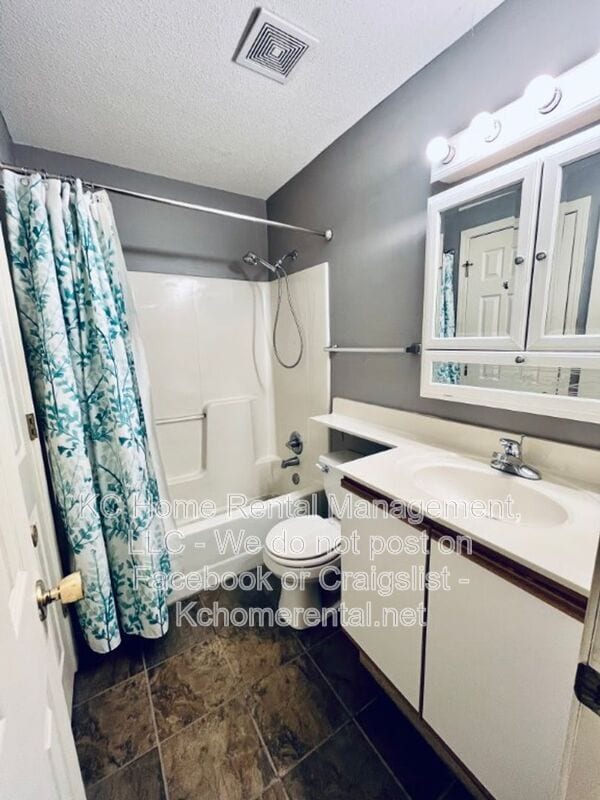 Building Photo - 6836 N Olive St