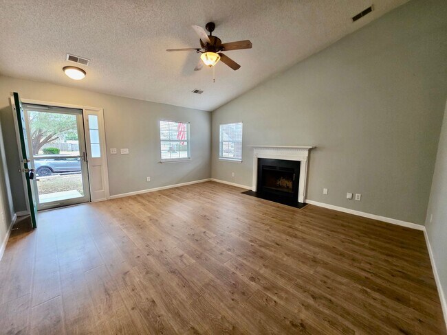 Building Photo - Charming 3 bedroom with fenced in yard - Tall Pines - Ladson