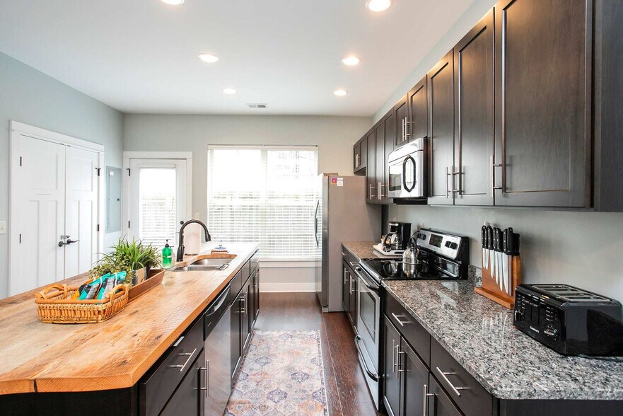 Building Photo - 1106B Stratford Ave