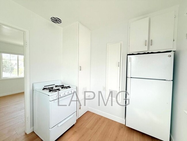 Building Photo - 230-232 Rennie Avenue