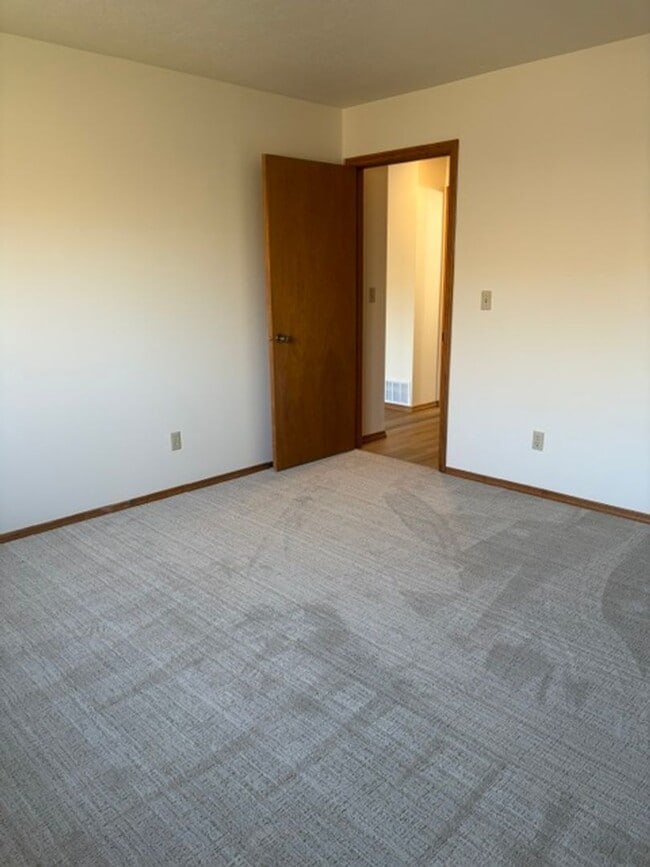 Building Photo - 2 Bedroom 1 Bathroom Condo