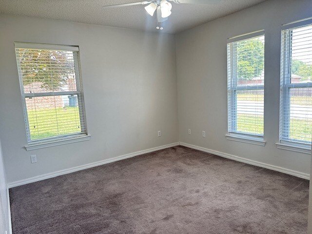 Building Photo - Welcome Home to this 3/2 beautifully Designed for both Relaxation & Entertaining