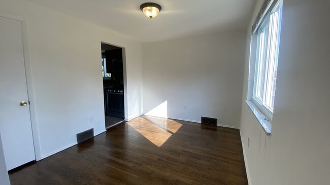 Building Photo - 121 Lois Dr