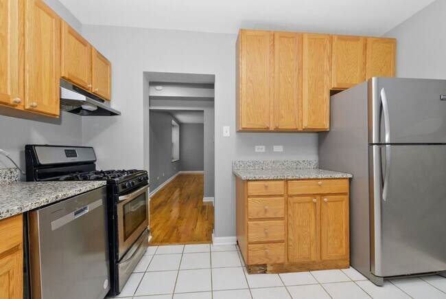 Building Photo - Two Bedroom Unit in South Shore - Move In Fee Special