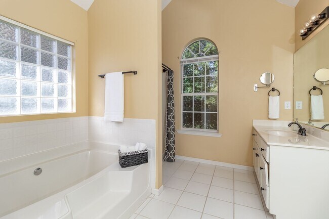 Building Photo - Beautiful 4 Bedroom, 2 Bath home with Large Yard