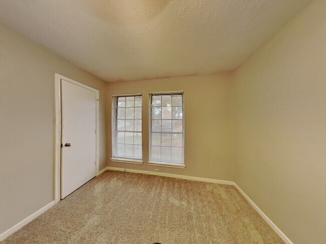 Building Photo - 2419 Sherwood Hollow Ln