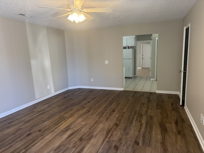 Building Photo - 132 Cove Ln