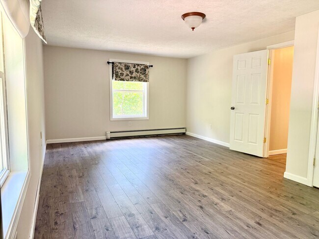 Building Photo - Sunny & Spacious 4 bedroom home