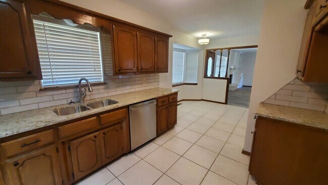 Building Photo - (3) Bed/(2.5) Bath Home on Cul-de-Sac Street AVAIL NOW!