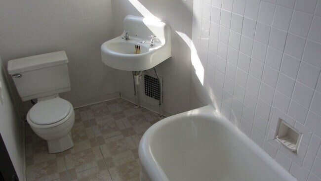 Building Photo - Available June 1, 2026: Lease ends May 29,2027