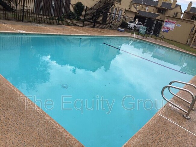 Building Photo - 3928 W Meadow Ave