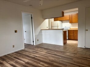 Building Photo - Refreshed 1 Bedroom/ 1Bath Condo in Gated Community