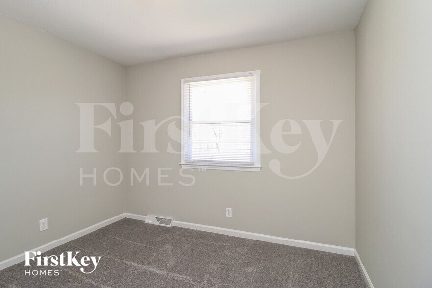 Building Photo - 318 Elm Dr