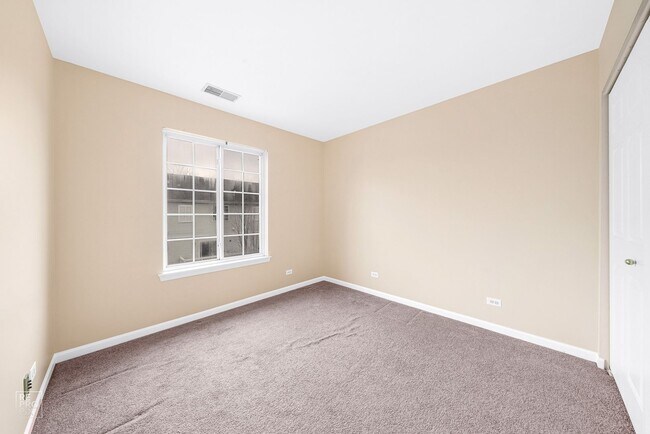 Building Photo - Three Bedroom Two Story Townhome