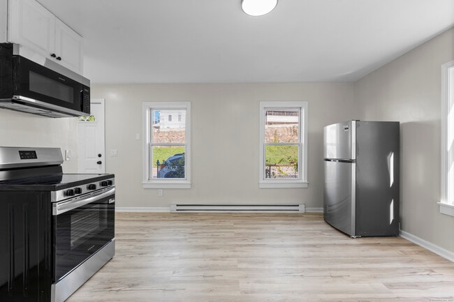 Building Photo - 243 N Main St