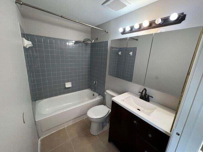 Building Photo - 1068 Grandview Cir