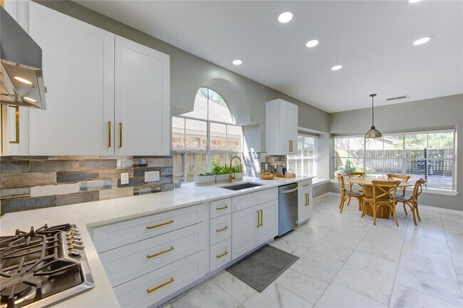 Building Photo - 1526 Forest Home Dr
