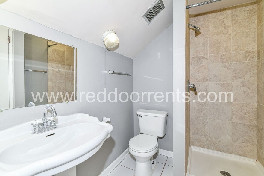 Building Photo - 125 E 49th St