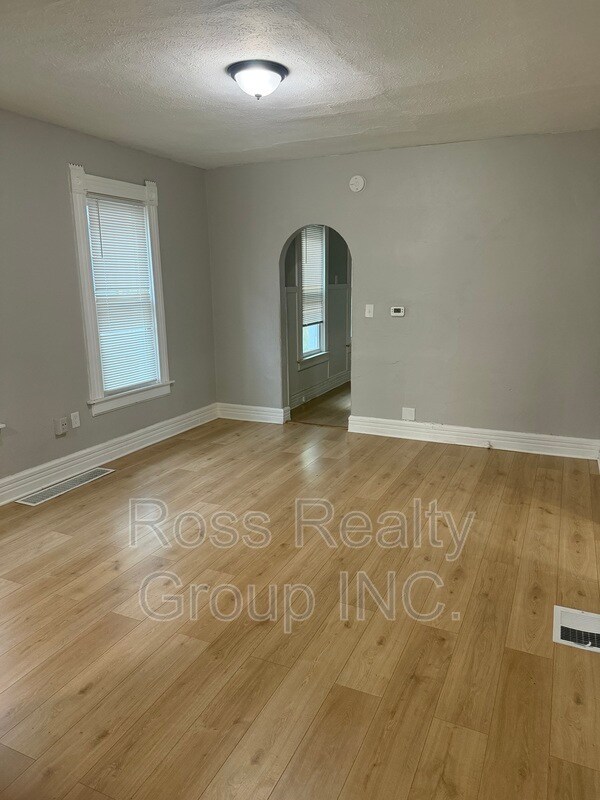 Building Photo - 1121 Delence St