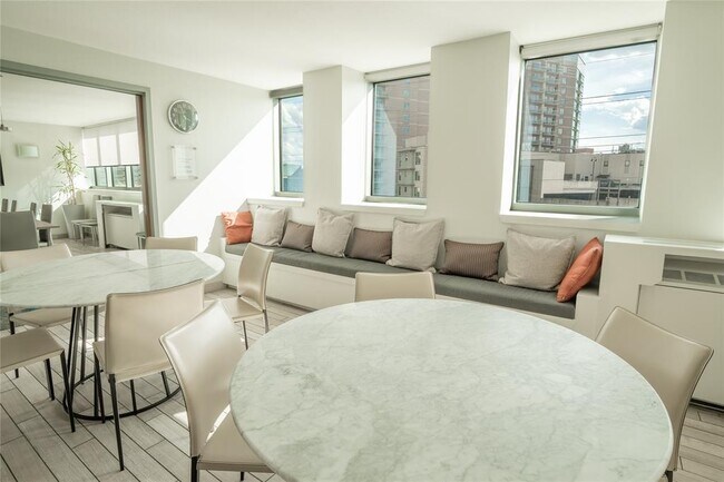 Building Photo - 300 Bowie St