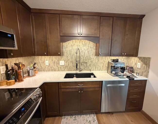 Building Photo - Modern 3 BD | 2.5 BA | 1,476 SF | 1-Car Garage | Solar Panels | Mountain View Community