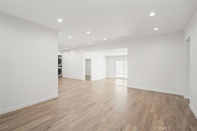 Building Photo - 6933 White Oak Ave