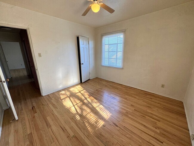 Building Photo - Stunning Nob Hill Bungalow!