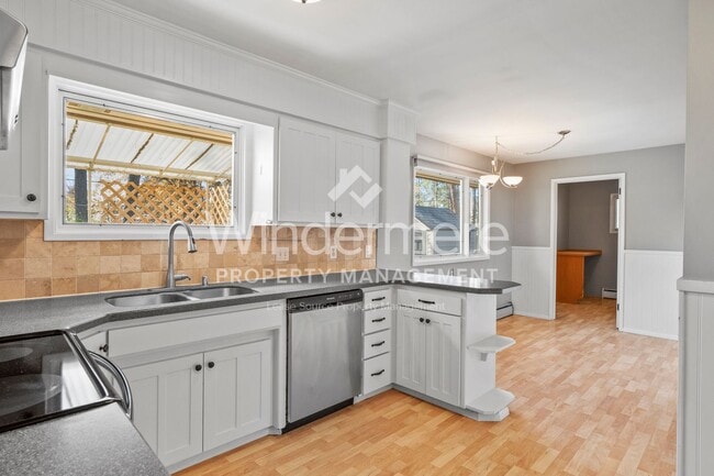 Building Photo - Fantastic Updated South Hill Rancher 3 Bedroom 2 Bath with Hardwood throughout