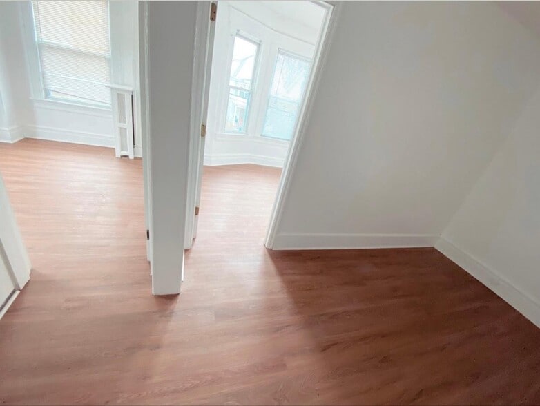 Front Bedroom Entry - 25 Kingsley St