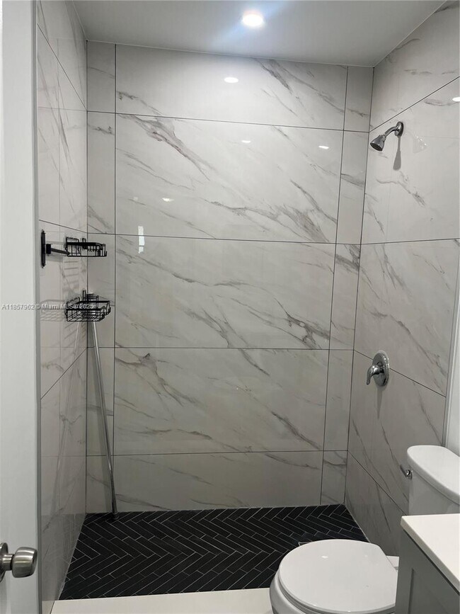 Building Photo - 832 NE 5th Ave