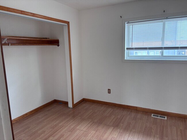 Building Photo - Perfectly Located 2 Bed/1.5 Bath Eagle River Condo!