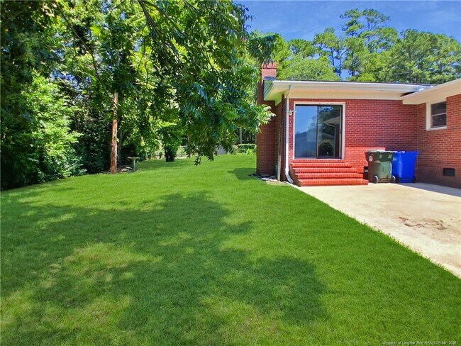 Building Photo - 1086 Essex Pl