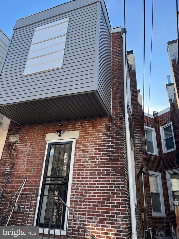 Building Photo - 5553 Larchwood Ave