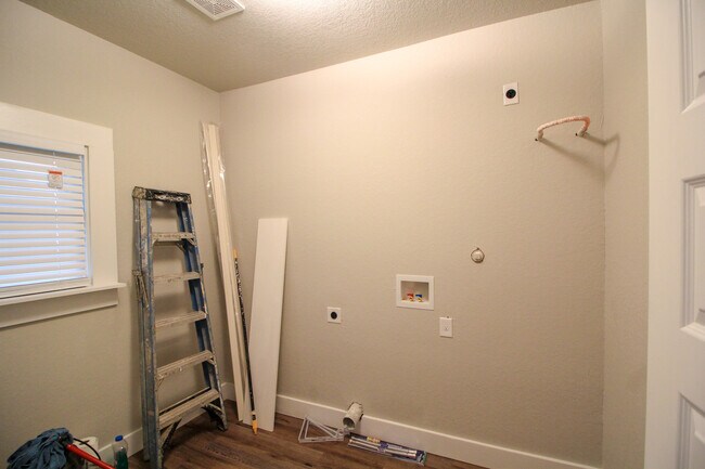 Building Photo - Historic 3/2 Adorable Remodel in Dignowity...