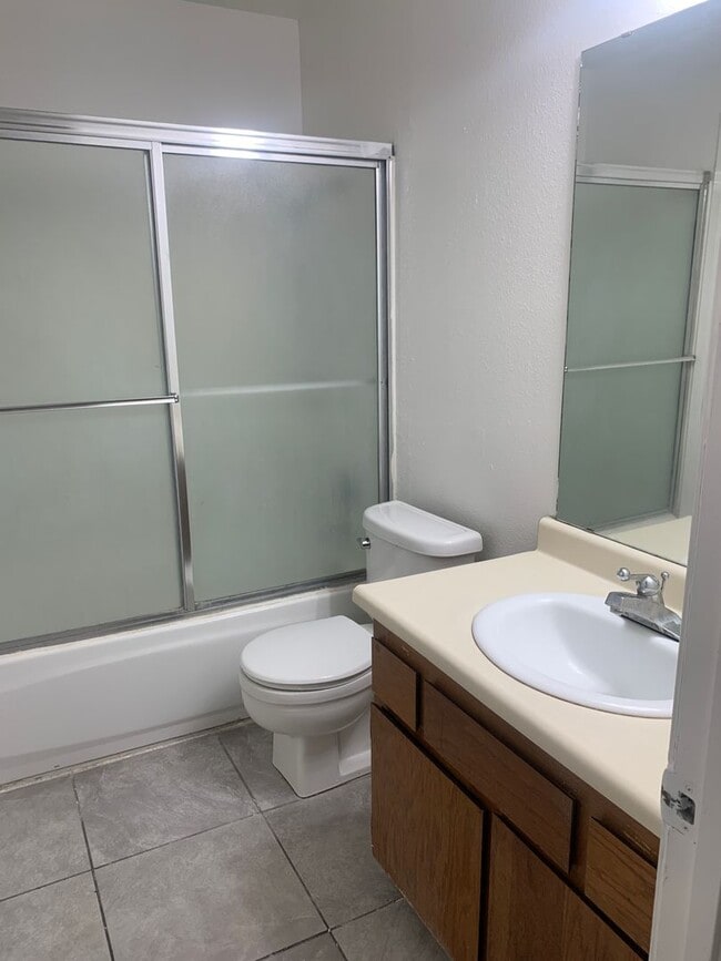 Building Photo - Lovey Townhome In Clovis!