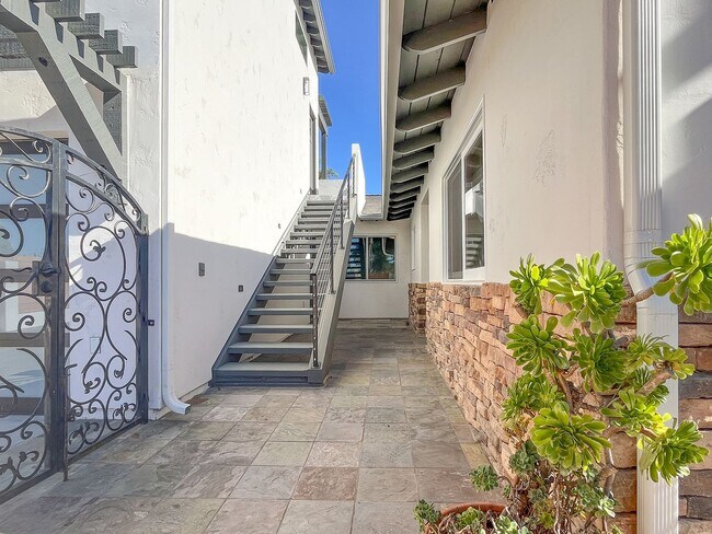 Building Photo - Encinitas studio with loft