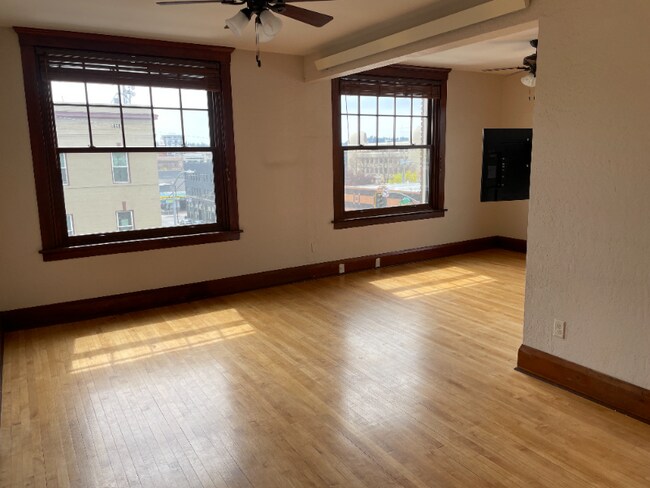 Building Photo - 806 N Monroe St