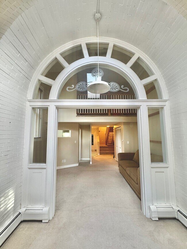 Primary Photo - 108 W Byers Pl