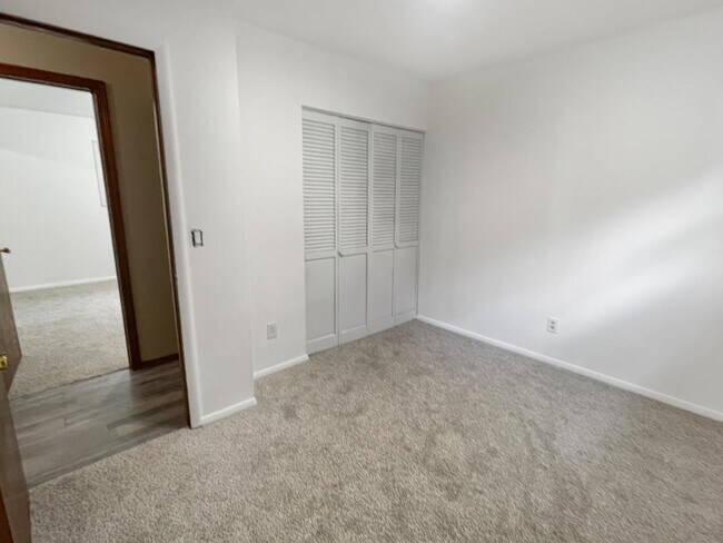 Building Photo - 2300 Elmer Dr NE