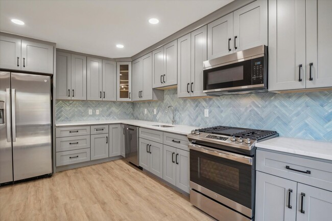 Building Photo - Fully Renovated 3B/2.5B Townhome in West C...