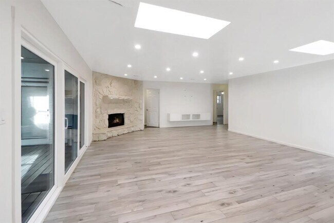 Building Photo - 5602 Sylmar Rd