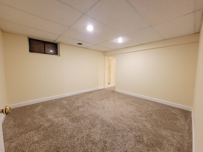 Building Photo - 609 Waukegan Rd